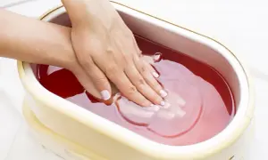 Parafina na dłonie przed czy po manicure - co wybrać dla najlepszych efektów?