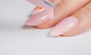 Manicure hybrydowy z nadbudową – co to jest i dlaczego warto?