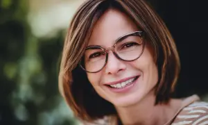 Jakie fryzury i okulary najlepiej pasują do okrągłej twarzy?