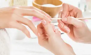 Jak skutecznie moczyć skórki przed manicure, by uniknąć problemów?
