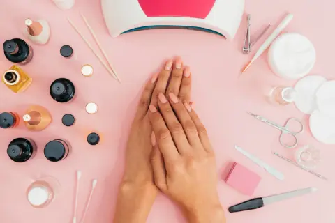 Czy manicure żelowy jest szkodliwy? Odkryj ryzyka i korzyści