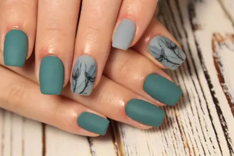 Ile kosztuje manicure tytanowy? Sprawdź, co wpływa na cenę