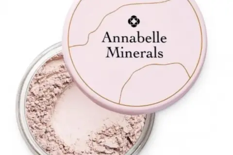 Annabelle Minerals rozświetlający - idealny podkład dla problemowej cery