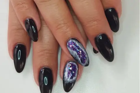 Manicure mineralny co to jest? Zalety, etapy i pielęgnacja paznokci po zabiegu