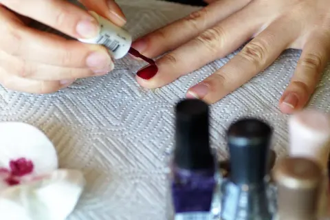 Jak przygotować skórki do manicure, aby uniknąć pęknięć i uszkodzeń