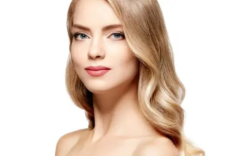 Jaki kolor szminki dla blondynek? Odkryj idealne odcienie dla siebie