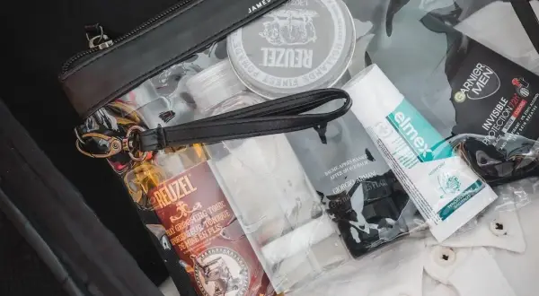 Jakich kosmetyków nie można zabrać do samolotu? Uniknij problemów w podróży