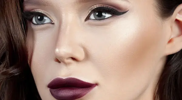 Jakie makijaże do srebrnej sukienki podkreślą Twój styl i urodę?