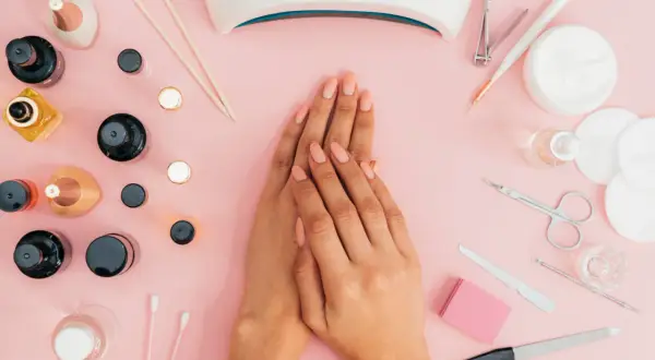 Czy manicure żelowy jest szkodliwy? Odkryj ryzyka i korzyści
