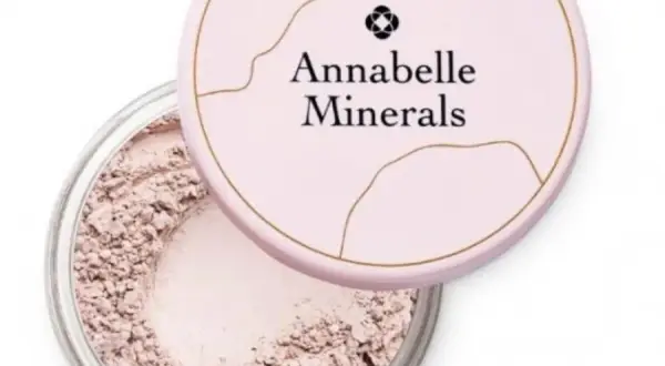 Annabelle Minerals rozświetlający - idealny podkład dla problemowej cery
