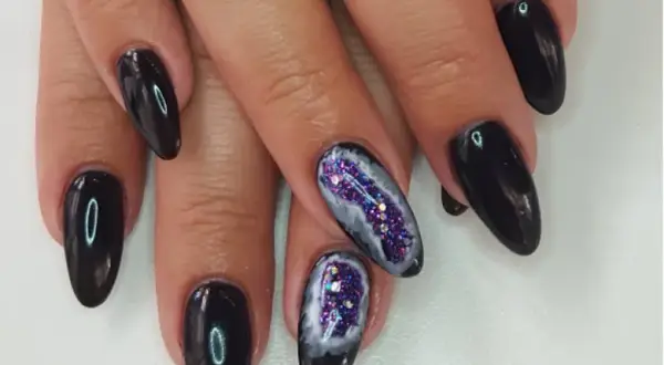 Manicure mineralny co to jest? Zalety, etapy i pielęgnacja paznokci po zabiegu