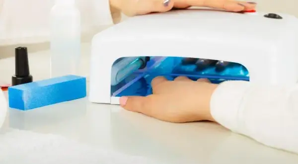 Manicure hybrydowy na czym polega – wszystko, co musisz wiedzieć przed zabiegiem