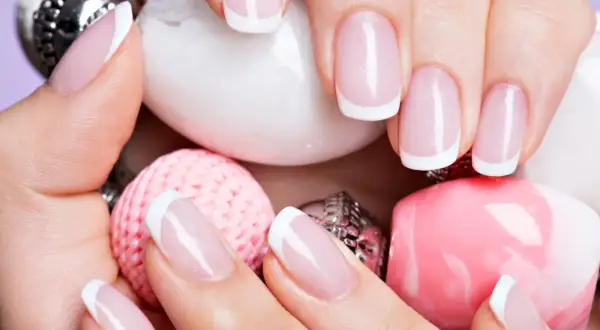 Ile kosztuje manicure u kosmetyczki? Ceny, które zaskoczą każdego
