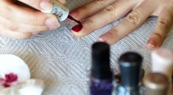 Jak przygotować skórki do manicure, aby uniknąć pęknięć i uszkodzeń