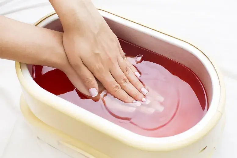 Parafina na dłonie przed czy po manicure - co wybrać dla najlepszych efektów?
