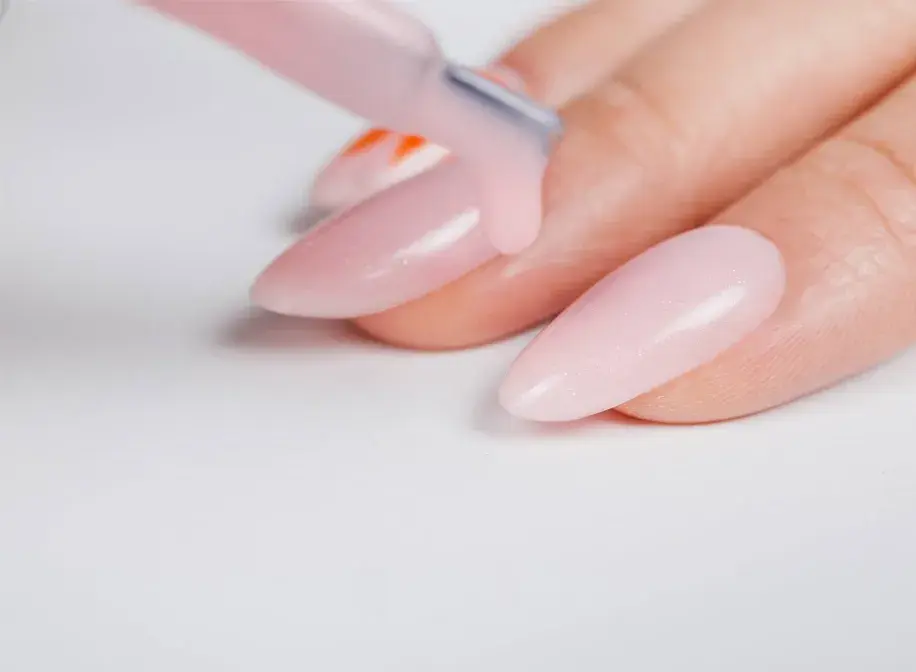 Manicure hybrydowy z nadbudową – co to jest i dlaczego warto?