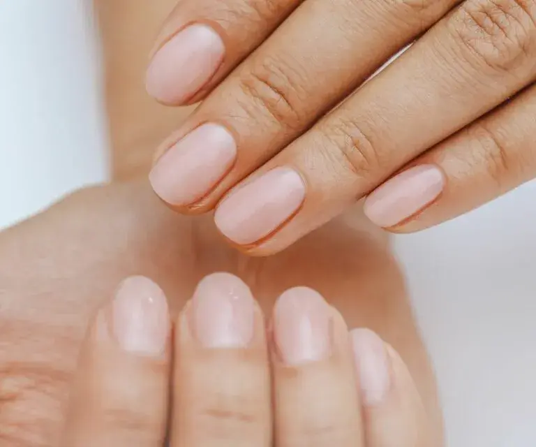 Manicure leczniczy na czym polega? Poznaj jego korzyści dla zdrowia paznokci