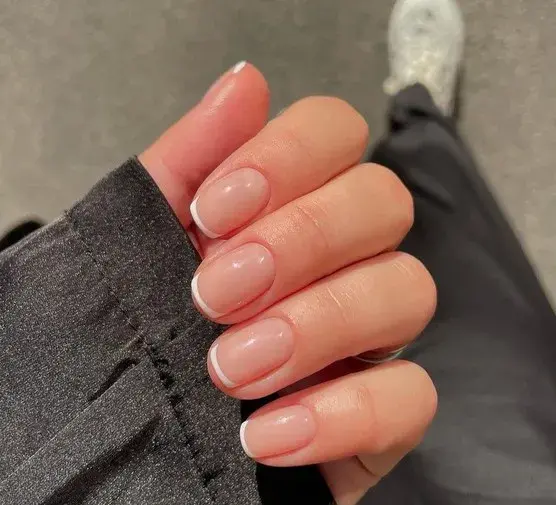 Kim Kardashian i jej wyjątkowe style manicure francuskiego