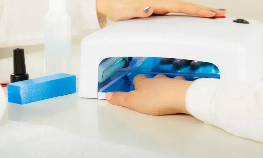 Manicure hybrydowy na czym polega – wszystko, co musisz wiedzieć przed zabiegiem