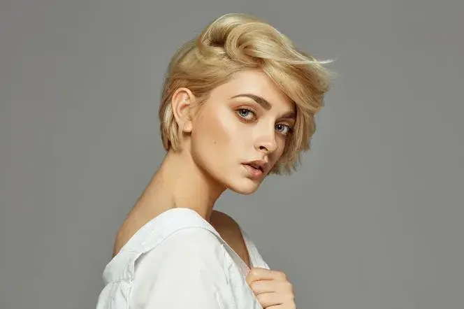 Fryzury które odmładzają – trendy style, które odejmą Ci lat