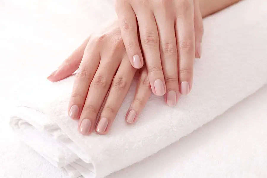 Czym jest manicure klasyczny? Poznaj jego zalety i proces pielęgnacji