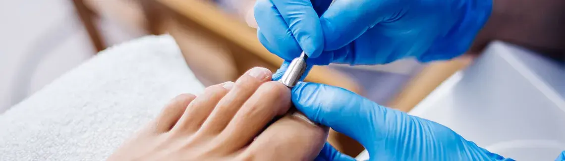 Jaki manicure jest bezpieczny? Sprawdź, które metody są zdrowe dla twoich paznokci
