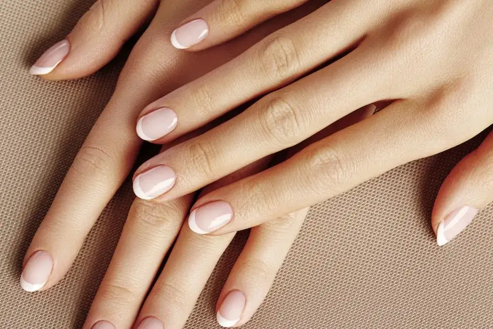 Zdjęcie Jak zrobić francuski manicure samemu bez błędów – prosty poradnik krok po kroku