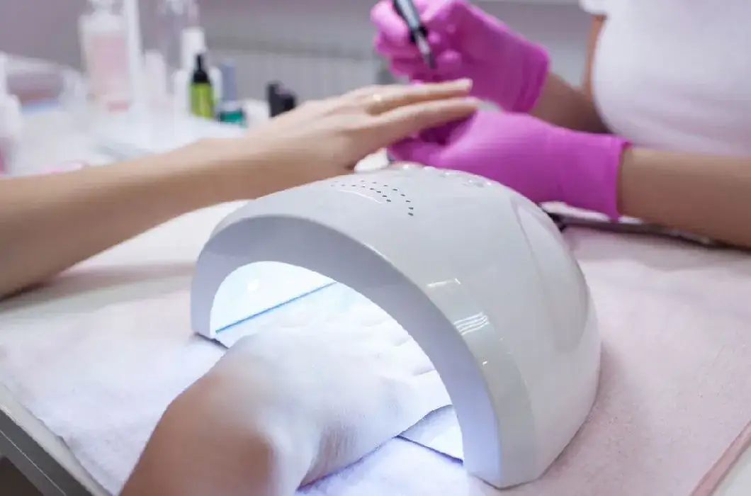 Zdjęcie Jak długo robi się manicure hybrydowy? Poznaj czas i sekrety!