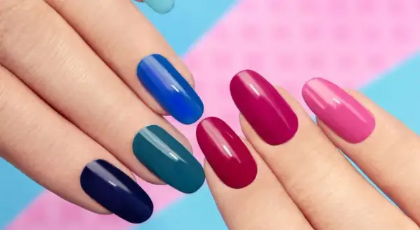 Jak długo robi się manicure hybrydowy? Poznaj czas i sekrety!