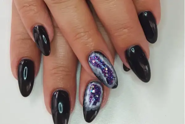 Manicure mineralny co to jest? Zalety, etapy i pielęgnacja paznokci po zabiegu