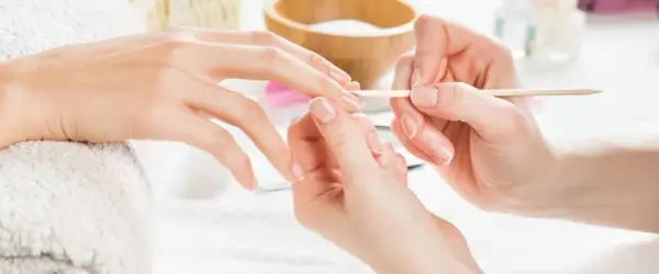 Jak skutecznie moczyć skórki przed manicure, by uniknąć problemów?