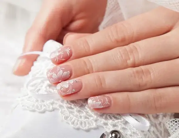 Jaki manicure na ślub: eleganckie pomysły, które zachwycą każdego