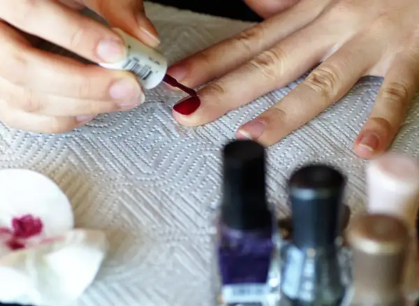 Jak przygotować skórki do manicure, aby uniknąć pęknięć i uszkodzeń